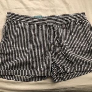Women's Old Navy blue and white linen shorts